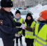 В преддверии 8 Марта сотрудники Госавтоинспекции и юные инспекторы движения поздравили автоледи с праздником - Топкинский округ